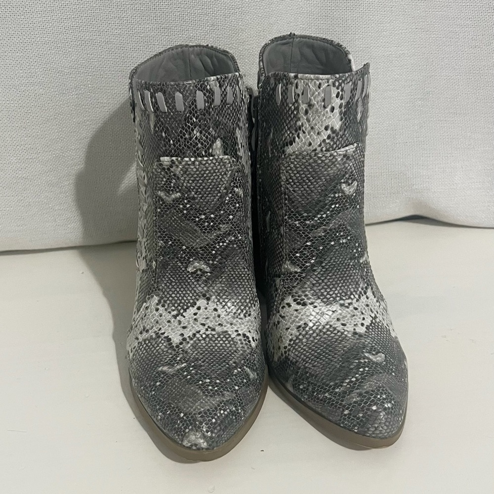 BOUTIQUE FAUX SNAKE SKIN BOOTIES WITH SIDE ZIPPER!! SIZE 5.5!!